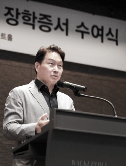 최태원 SK 회장이 28일 한국고등교육재단 지원으로 해외유학을 떠나는 장학생들을 격려하고 있다. (사진제공=SK)