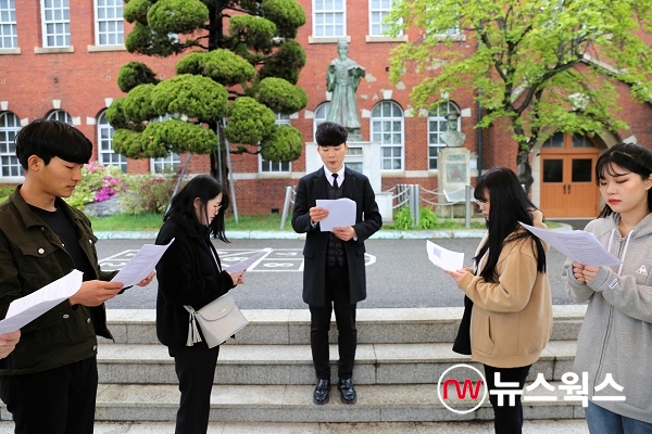 인천재능대학교 대의원회 학생들의 독립선언서 낭독 모습(사진=인천재능대)