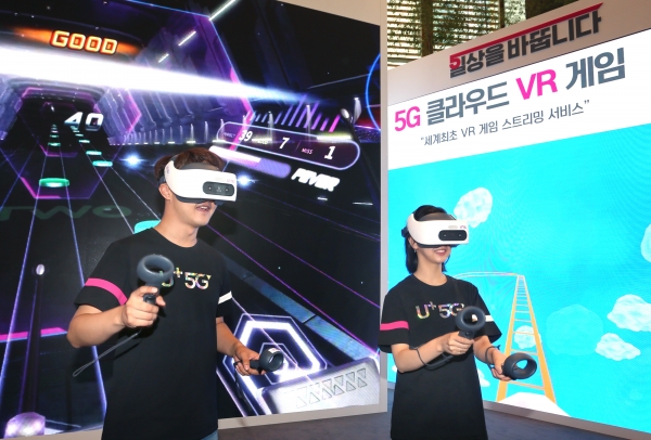 LG유플러스 직원들이 5G 클라우드 VR 게임을 시연하고 있다. (사진제공=LG유플러스)