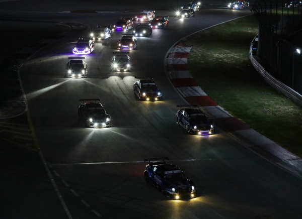 지난해 인제스피디움에서 열린 나이트레이스 당시 슈퍼 6000 클래스에 출전한 차량들이 불빛을 밝히며 트랙을 달리고 있다. (사잔=슈퍼레이스 운영위)