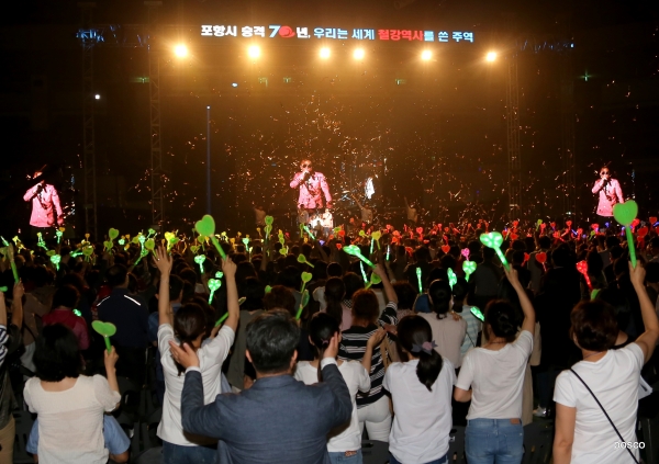 3일 포항체육관에서 열린 '함께한 행복' 감사콘서트에서 가수 김건모가 포항시민들과 함께 노래하고 있다. (사진제공=포스코)