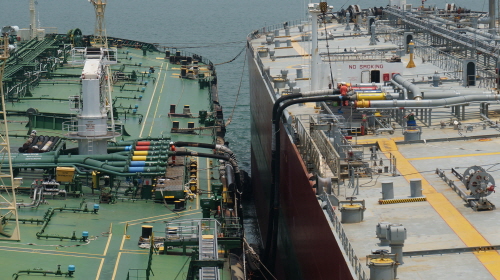 SK트레이딩인터내셔널이 임차한 선박(왼쪽)이 해상 블렌딩을 위한 중유를 다른 유조선에서 수급 받고 있다. (사진제공=SK이노베이션)