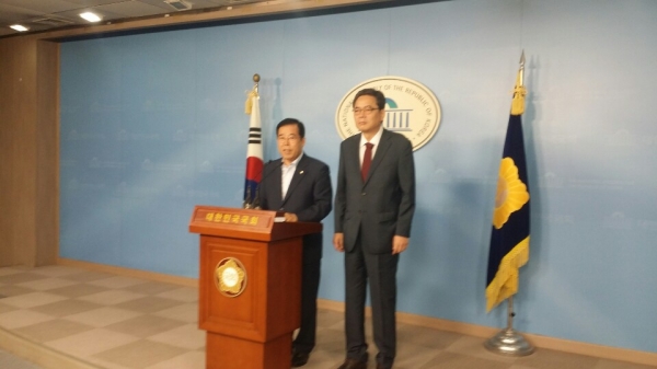 자유한국당 박성중(왼쪽)·곽상도 의원은 8일 국회정론관 기자회견을 통해 文대통령 사위의 해외 취업 기사 '댓글 매크로 의혹'을 제기했다. (사진= 원성훈 기자)
