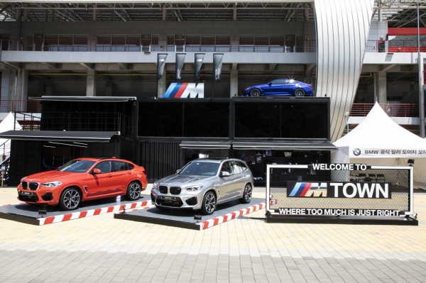 BMW 코리아는 M 클래스에서 X3M(우측)과 X4M(좌측)의 고성능 모델 2종을 슈퍼레이스 챔피언십 4라운드에서 국내 최초공개했다.(사진=BMW 코리아)