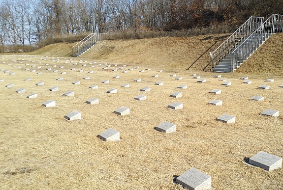 휴전선이 멀지 않은 파주 적성면에 북녘 땅을 향해 조성된 북한군묘지.(사진=경기도 제공)