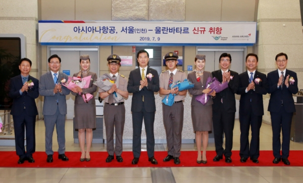 9일 인천국제공항 제1여객터미널에서 열린 아시아나항공 울란바타르 취항식에 참석한 한창수 아시아나항공 사장(가운데)과 임직원들(사진=아시아나항공)