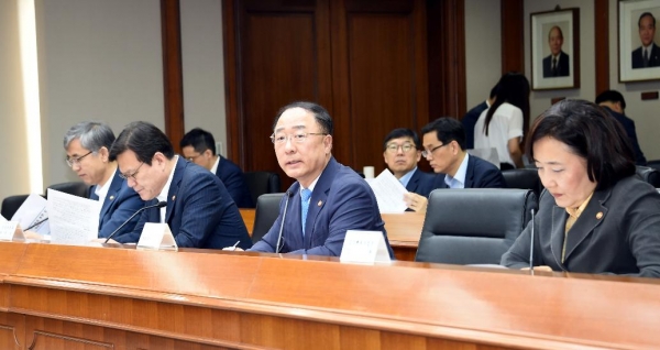 홍남기 부총리가 12일 한국수출입은행에서 열린 일본 수출규제 대응 관계장관회의를 주재하고 있다. (사진=기획재정부)