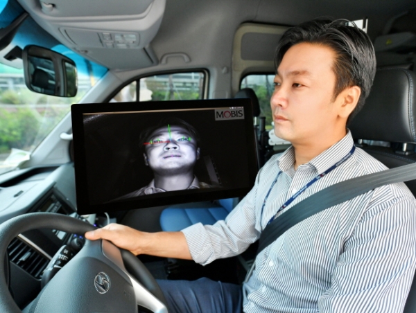 현대모비스 연구원이 운전자 동공추적과 안면인식이 가능한 ‘운전자 부주의 경보시스템’을 상용차에 적용해 시험하고 있다. (사진제공=현대모비스)