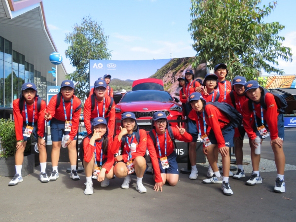2019 기아자동차 호주오픈 테니스 대회 볼키즈로 참가한 유소년들의 현지 모습(사진=기아자동차)