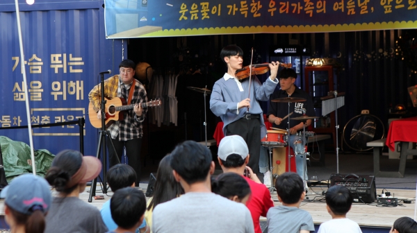 JTBC 슈퍼밴드에서 크게 주목 받고 있는 가능동밴드가 활기 넘치는 바이올린 연주를 펼치고 있다.(사진=쌍용자동차)