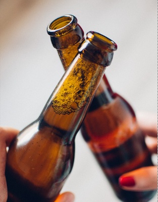 맥주병은 자외선에 의해 홉의 성분이 변질되는 것을 막기 위해 주로 갈색으로 만든다(이미지: Pixabay)
