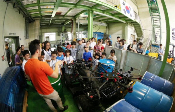 2018년 여름방학 연구원 개방의 날 프로그램에서 로봇 연구실을 견학하는 참가자들
