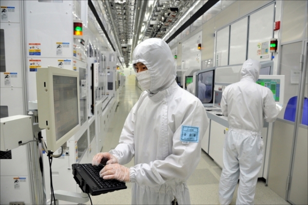 삼성전자 반도체 생산라인에서 한 엔지니어가 설계 모니터를 살펴보고 있다. (사진출처= 삼성전자)