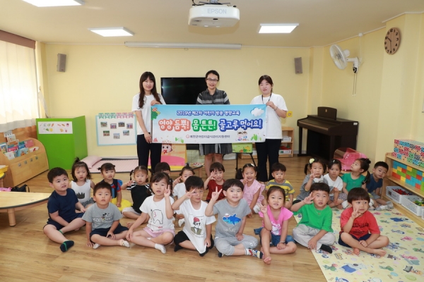 예천군어린이급식관리지원센터는 어린이 방문 영양교육을 실시한 뒤 기념촬영하고 있다.  (사진제공=예천군)