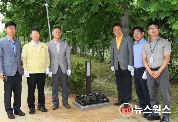 안승남 구리시장(오른쪽 3번째)이 구리한강시민공원 내 백합나무길 조성 제막식에 참석했다.(사진=구리시)