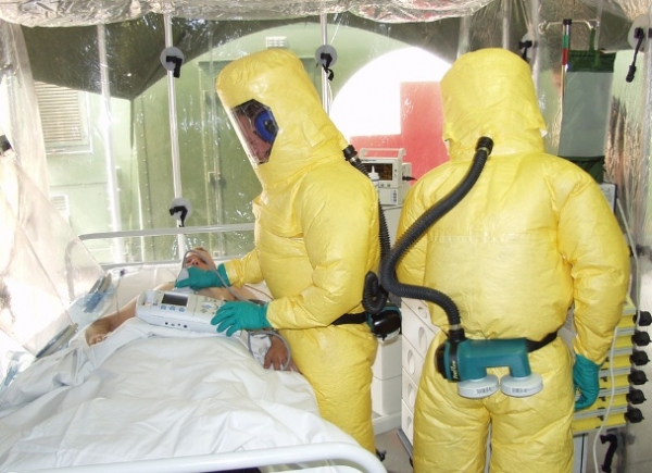 에볼라 감염환자를 돌보고 있는 의료진(사진: Pixabay)
