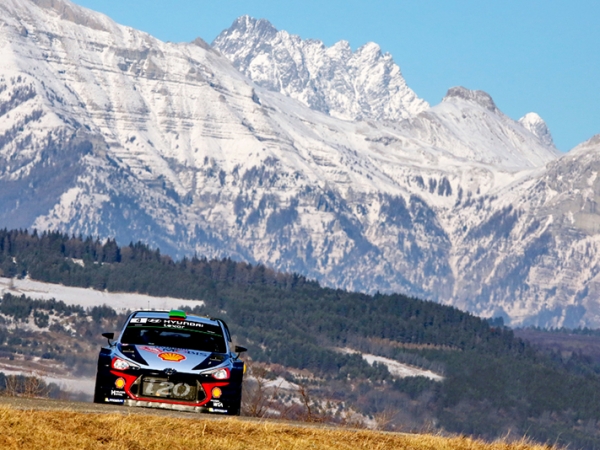WRC 참가 랠리카는 연간 2만5000대 이상 생산되는 양산차로 개조한 모델로, 혹한과 혹서 등 극한의 환경을 이겨내야만 한다(사진=현대자동차)