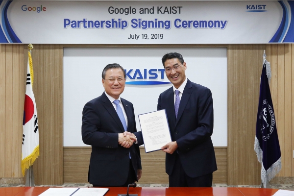 존 리 구글 코리아 사장과 신성철 KAIST 총장이 19일 오후 대전 KAIST 본원에서 `KAIST-Google 산학협력 파트너십' 협약을 체결한 후 기념촬영을 하고 있다.
