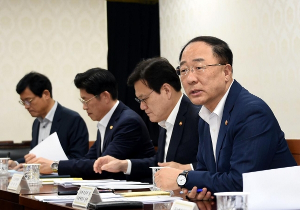 홍남기 부총리가 19일 정부서울청사에서 일본 수출규제 대응 관계장관회의를 주재하고 있다. (사진=기획재정부)