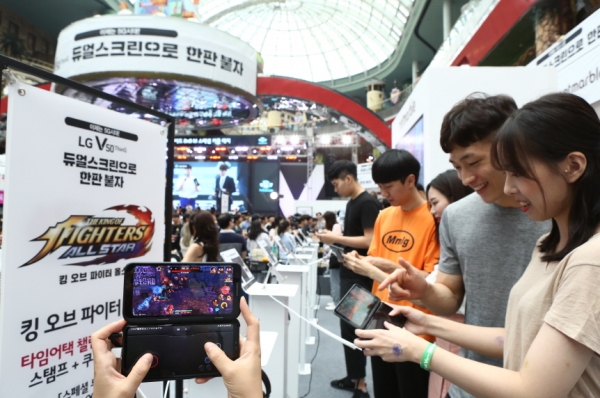 LG V50 ThinQ 게임 페스티벌에 참가한 관람객이 체험하고 있다(사진=LG전자)