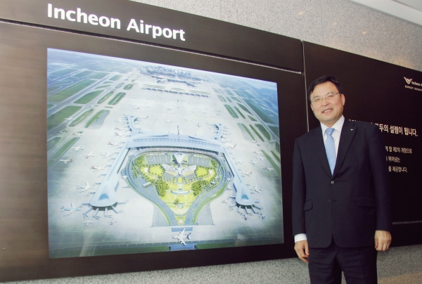 구본환 사장이 인천국제공항 주변의 지도 앞에서 미래 공항의 비전을 설명했다. (사진= 손진석 기자)