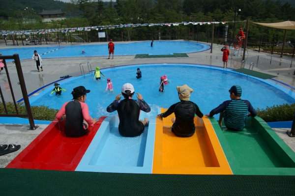 신화랑 체험형 교육관광 테마명소 경주 화랑마을이 수련활동 및 시민들의 피서를 위한 체험형 수영장을 22일 개장했다. (사진제공=경주시)