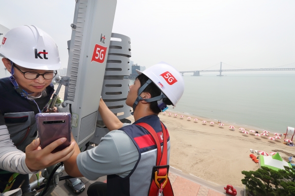 KT 네트워크부문 직원들이 부산 광안리 해수욕장 인근 5G 기지국을 점검하고 있다.(사진제공=KT)