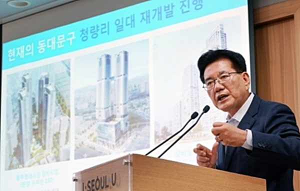 유덕열 동대문구청장이 23일 서울시청 브리핑룸에서 청량리 일대 재개발사업에 대해 설명하고 있다.(사진=동대문구)