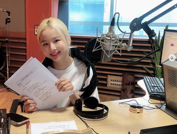 솔지가 김제동을 대신해 '굿모닝FM 김제동입니다' 스페셜 DJ로 활약한다. (사진=인스타그램)
