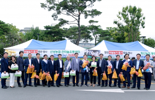 최기문영천시장이 마늘 재배농가 돕기 특판 행사를 지난 25일 시청 주차장에서 개최하고있다(사진제공=영천시)
