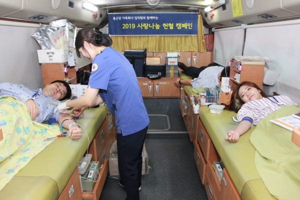 지난 26일 종근당 본사에서 직원들이 헌혈캠페인에 참여하고 있는 모습. (사진제공=종근당)