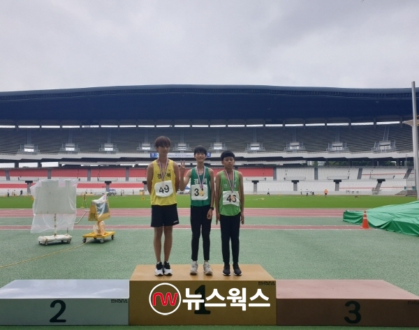 문체부장관기 전국육상대회 남초등부 멀리뛰기에서 우승한 김도현(사진 가운데) 선수. 2019.7.30. (사진=이천시)
