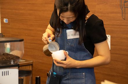 '2019 청각장애인 바리스타 전국대회' 예선전에서 카푸치노를 제조 중인 참가자(사진 제공=청음복지관)