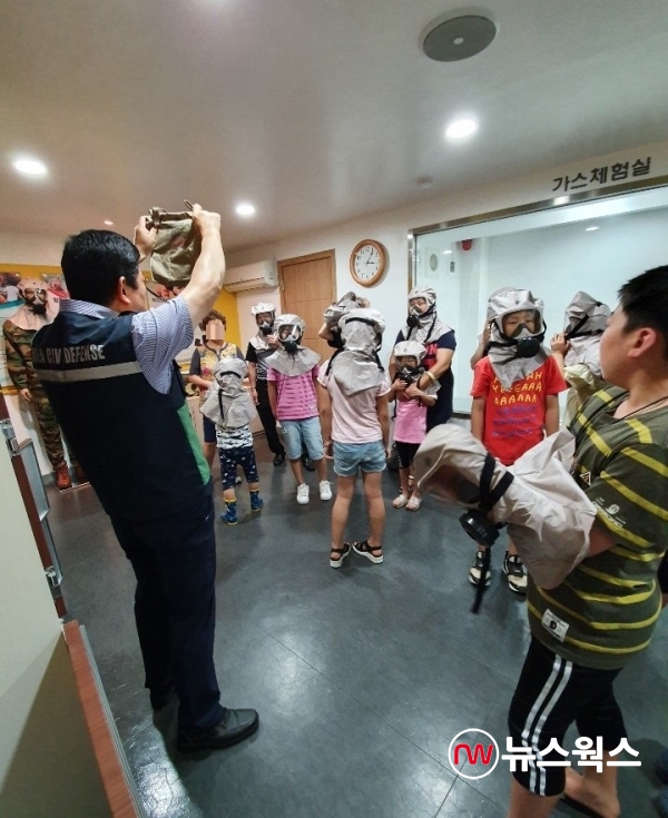 365안전교육장을 방문한 부천시드림스타트 아동들이 방독면을 착용해보고 있다.(사진=부천시)