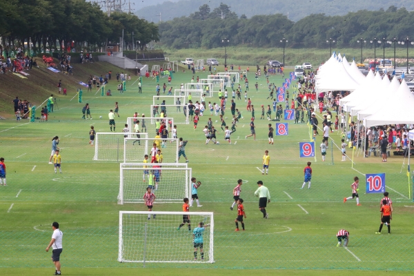 축구 꿈나무의 산실인 ‘화랑대기 전국유소년축구대회’가 오는 8일 하이코에서 개막식을 시작으로 19일까지 12일 간 경주에서 펼쳐진다. 사진은 지난해 대회 모습. (제공=경주시)