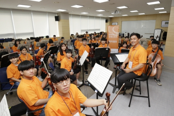 ‘한화오케스트라 2019 음악캠프’에 참가한 한화청소년오케스트라 6기 단원들이 본격적인 연습에 앞서 기념촬영하고 있다. (사진제공=한화)