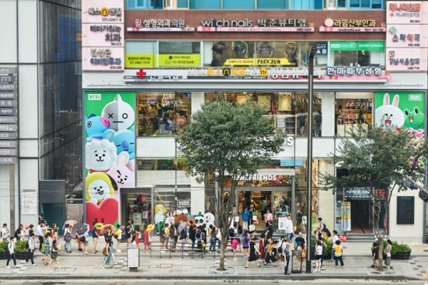 라인프렌즈는 지난 8월 8일, 서울 강남에 ‘라인프렌즈 플래그십 스토어 강남점’을 성황리 오픈했다.