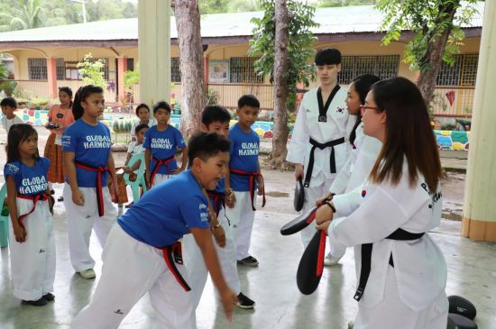 포스코건설 봉사단이 필리핀 현지 초등학생들에게 태권도를 가르치고 있다. (사진제공=포스코건설)