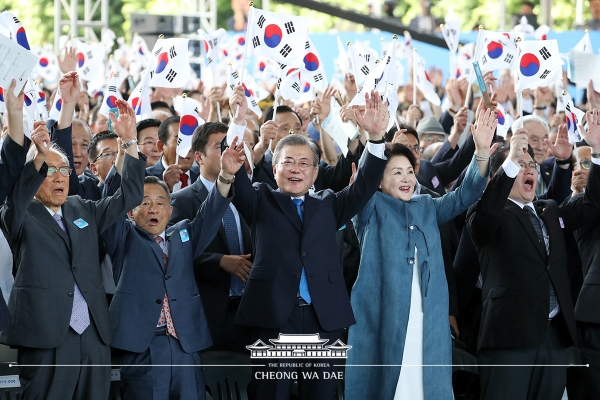 문재인 대통령 내외가 지난해 8월 15일 서울 용산 국립중앙박물관에서 열린 '제73주년 광복절 기념식'에서 태극기를 흔들고 있다. (사진=청와대)