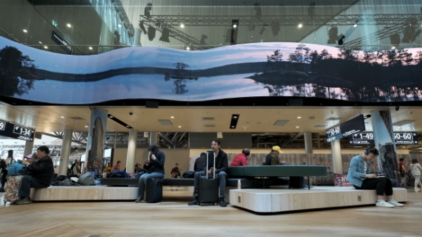 삼성전자 스마트 LED 사이니지가 설치된_핀란드 헬싱키 반타 공항. (사진제공=삼성전자)