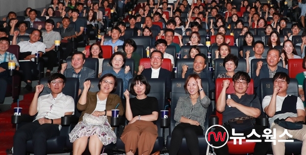 남양주시 조광한 시장과 직원들이 영화 '봉오동전투'를 단체 관람하고 있다.(사진=남양주시)