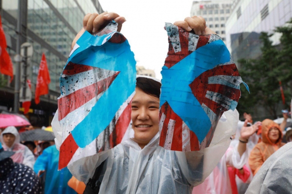 15일 서울 종로에서 개최된 '민중당 자주통일대회"에 참석한 한 민중당원이 욱일기를 찢는 퍼포먼스를 하고 있다. (사진제공= 민중당)