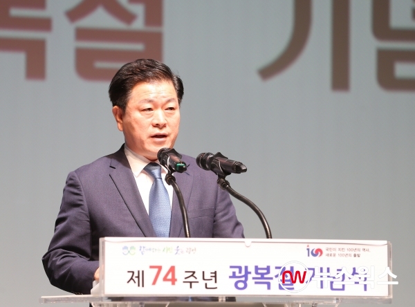 박승원 광명시장이 제74주년 8.15 광복절 기념식에서 축사하고 있다.(사진=광명시)