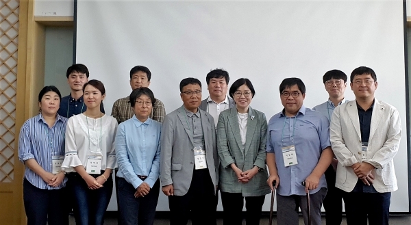 한국생물과학협회 정기학술대회에 참석한 전문가들이 기념촬영하고 있다. (사진제공=국립수목원)