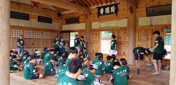 목공캠프 ‘어처구니들의 2박 3일 집짓기 캠프’ 참가자들이 교육을 받고 있다. (사진제공=성주군)