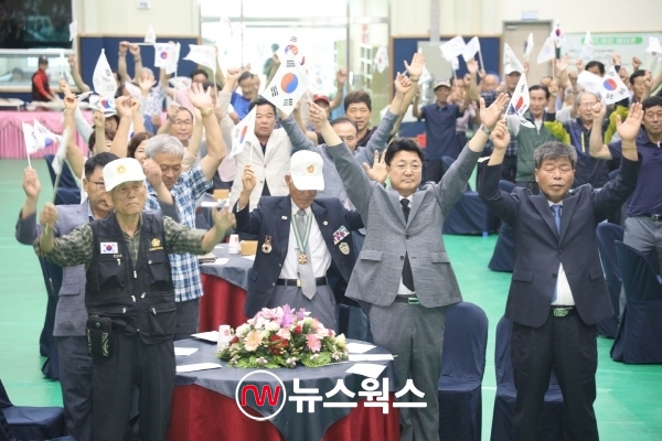 엄태준(사진 앞줄 오른쪽 두 번째) 시장이 정태홍 회장을 비롯한 참석자들과 함께 만세삼창을 외치고 있다. 2019.8.15. (사진=이천시)