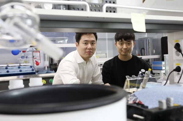 스티브 박(왼쪽) 교수와 오진원 석사가 실험실에서 기념촬영하고 있다. (사진제공=KAIST)