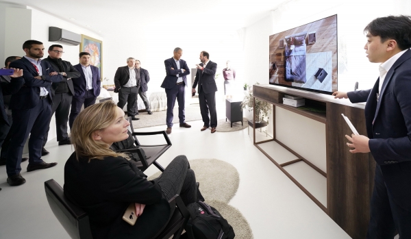 유럽 거래선 관계자들이 2019년형 LG 올레드 TV를 살펴보고 있다. (사진제공=LG전자)