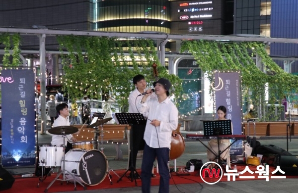 청년 밴드가 수원역 문화광장에서 공연을 하고 있다.(사진제공=수원시)