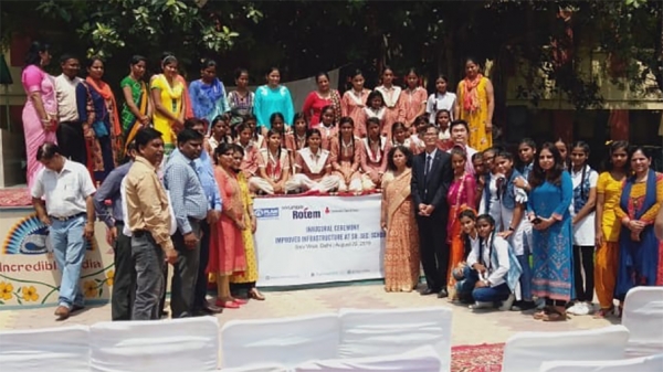 22일(현지시간) 인도 델리‘NDMC 종합학교’에서 열린 교육환경 개선 공사 준공식에서 관계자들이 기념촬영을 하고 있다. (사진=현대로템)